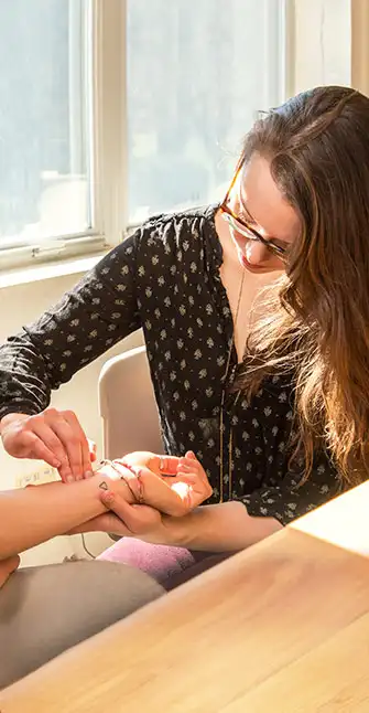 Female student doing a pulse diagnosis